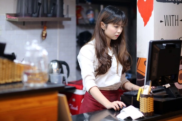Những cô bé phục vụ xinh đẹp khắp các quán cafe ở hà nội - 2