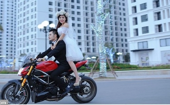 Buồn hay vui khi hotgirl ngực khủng đã đi lấy chồng - 12