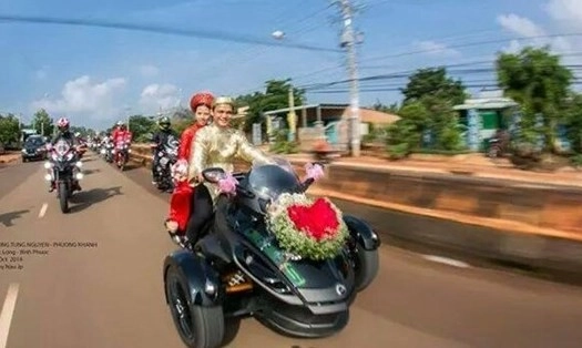Chú rể cưỡi siêu 3 bánh can-am spyder đi rước dâu tại bình phước - 1