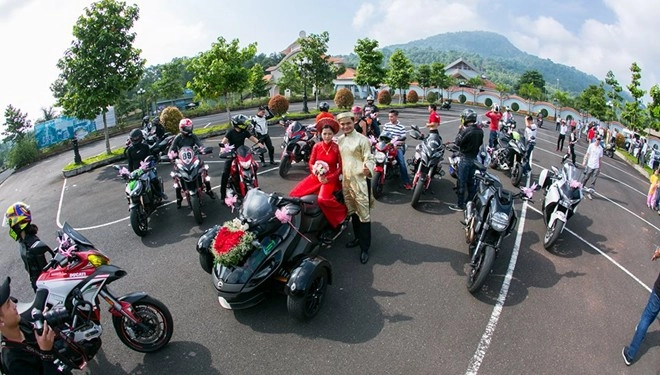 Chú rể cưỡi siêu 3 bánh can-am spyder đi rước dâu tại bình phước - 3