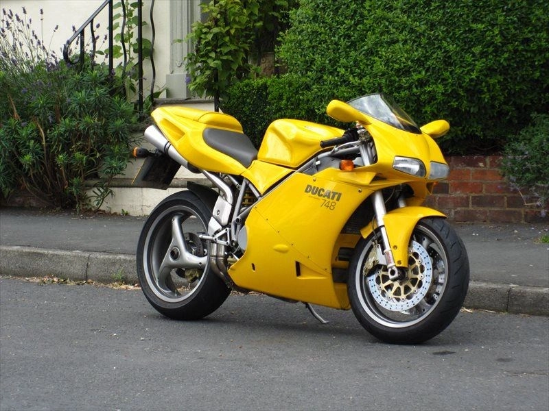 Ducati 748 tự tin khoe dáng trên đường phố - 2