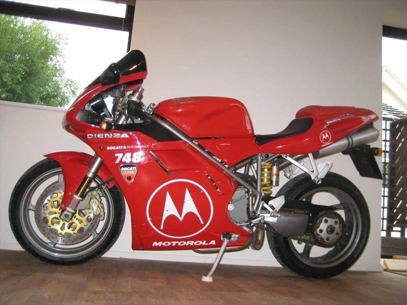 Ducati 748 tự tin khoe dáng trên đường phố - 5