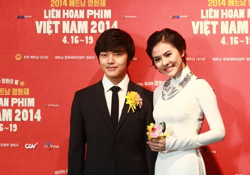 Vân trang diện áo dài lưng nhện ở seoul - 3
