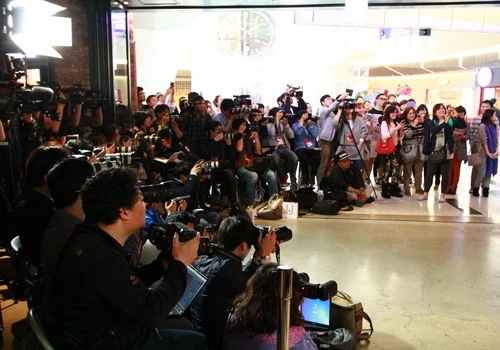 Vân trang diện áo dài lưng nhện ở seoul - 2