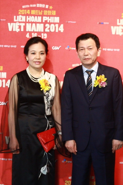 Vân trang diện áo dài lưng nhện ở seoul - 7