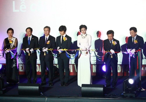 Vân trang diện áo dài lưng nhện ở seoul - 12