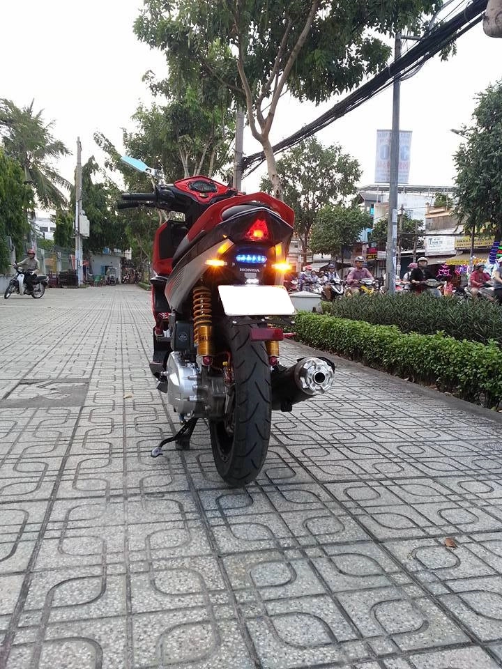 Honda air blade sơn tem đấu cùng nhiều đồ chơi hàng hiệu - 4