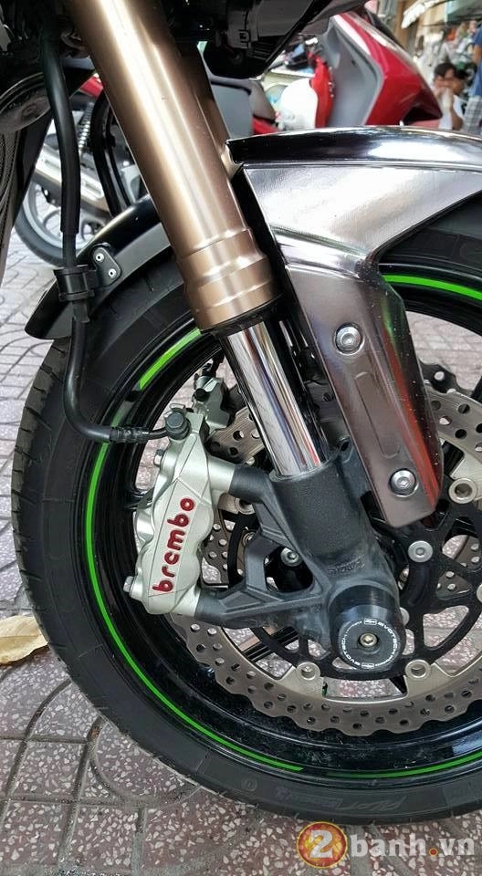 Kawasaki z1000 đẹp và độc đáo với phiên bản decal chrome - 4