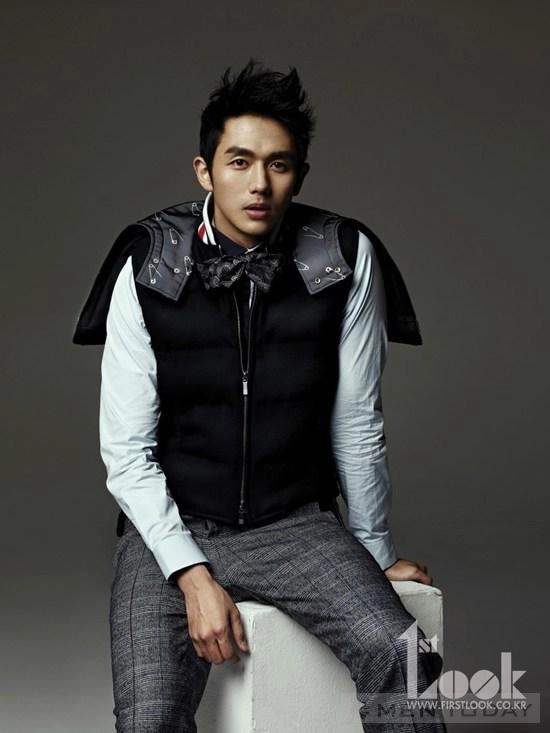 Seulong 2am gãy chân vẫn diện vest chụp hình - 2