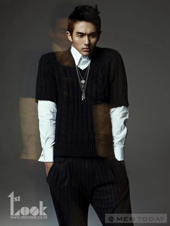 Seulong 2am gãy chân vẫn diện vest chụp hình - 4
