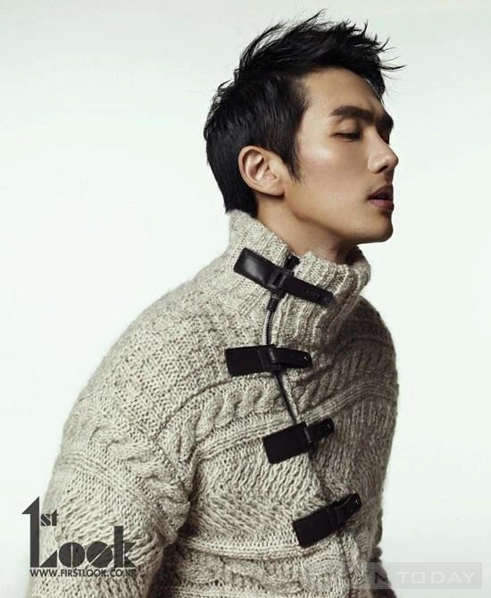Seulong 2am gãy chân vẫn diện vest chụp hình - 5