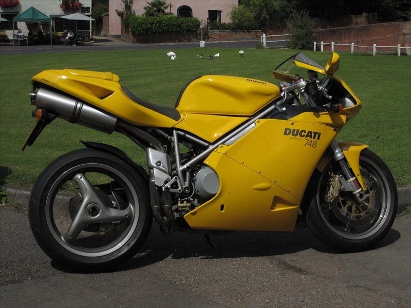 Ducati 748 tự tin khoe dáng trên đường phố - 1