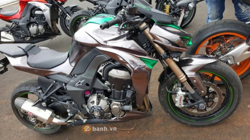 Kawasaki z1000 đẹp và độc đáo với phiên bản decal chrome - 1
