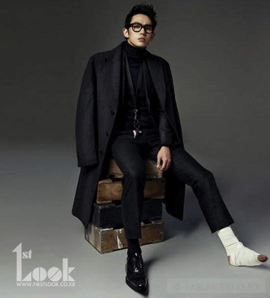 Seulong 2am gãy chân vẫn diện vest chụp hình - 1