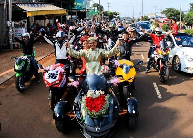 Chú rể cưỡi siêu 3 bánh can-am spyder đi rước dâu tại bình phước - 2