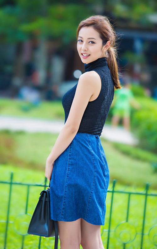 Jennifer phạm mặc quần jeans khoe vòng 3 cong tròn - 9