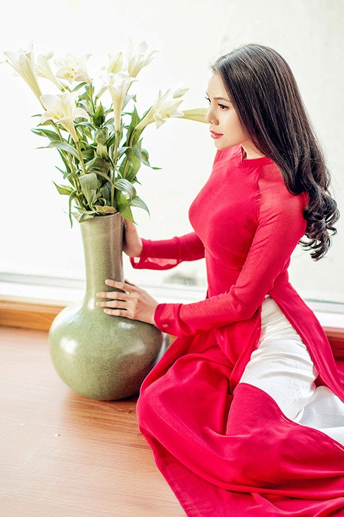Trang điểm làm tóc diện áo dài đẹp tựa trà ngọc hằng - 3