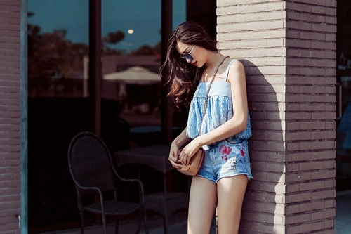 Á hậu lệ hằng khoe chân dài sexy không lo cháy nắng - 2