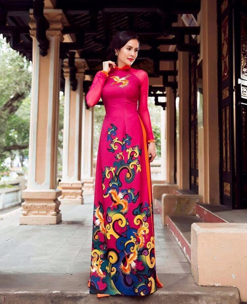 Á hậu phương lê sang trọng với áo dài 8-3 - 2