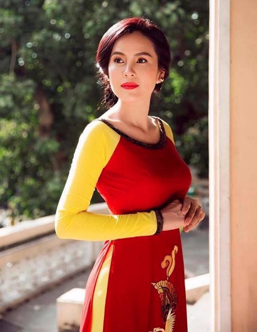 Á hậu phương lê sang trọng với áo dài 8-3 - 8