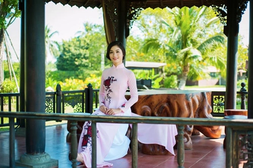 Áo dài tôn đường cong mỹ miều cho thiếu nữ mùa xuân - 4