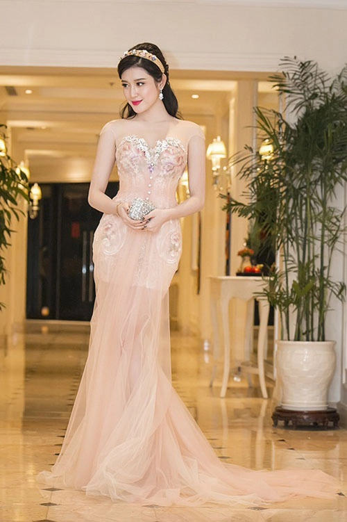 Chấm điểm váy áo của 2 á hậu hot nhất vbiz - 3