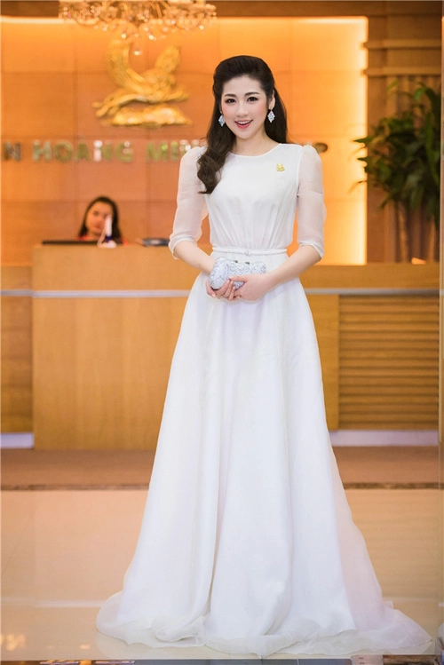 Chấm điểm váy áo của 2 á hậu hot nhất vbiz - 4