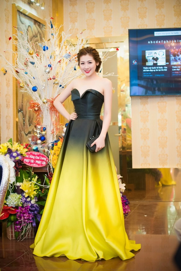 Chấm điểm váy áo của 2 á hậu hot nhất vbiz - 5