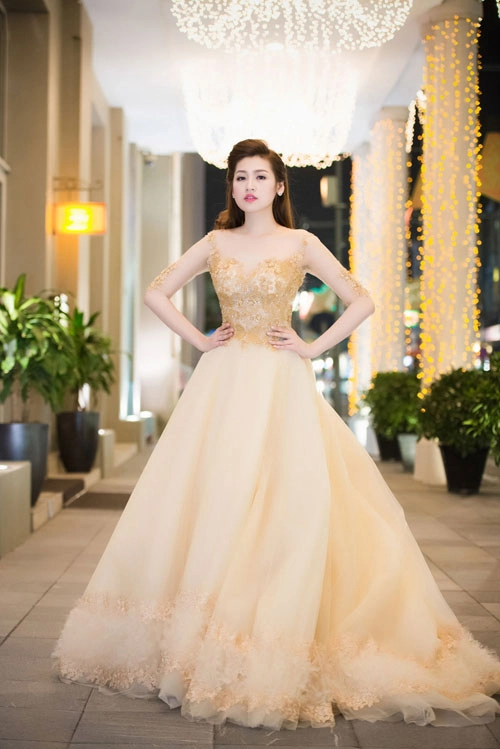Chấm điểm váy áo của 2 á hậu hot nhất vbiz - 6