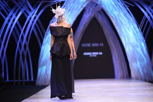 Hai ntk nam khuấy đảo sàn diễn ở đêm thứ 2 vifw - 1