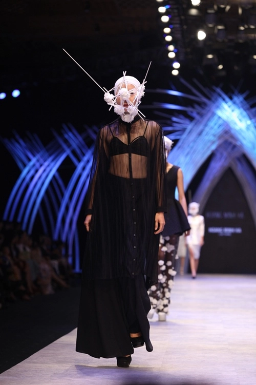 Hai ntk nam khuấy đảo sàn diễn ở đêm thứ 2 vifw - 3
