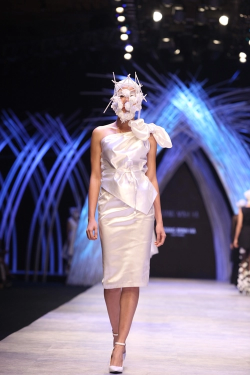 Hai ntk nam khuấy đảo sàn diễn ở đêm thứ 2 vifw - 4