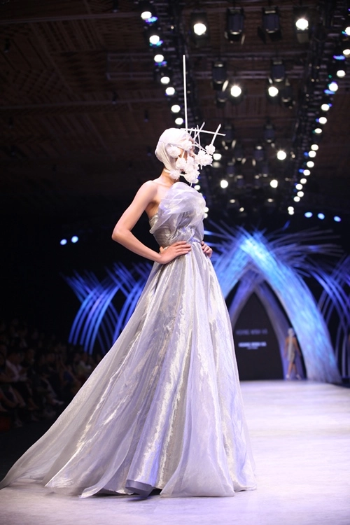 Hai ntk nam khuấy đảo sàn diễn ở đêm thứ 2 vifw - 11
