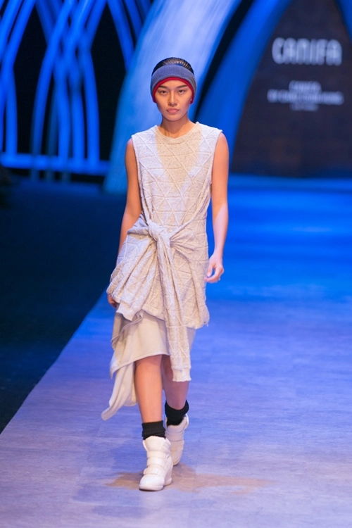 Hai ntk nam khuấy đảo sàn diễn ở đêm thứ 2 vifw - 17