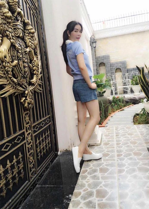 Hh diễm hương bán nude chụp ảnh cùng con trai - 6