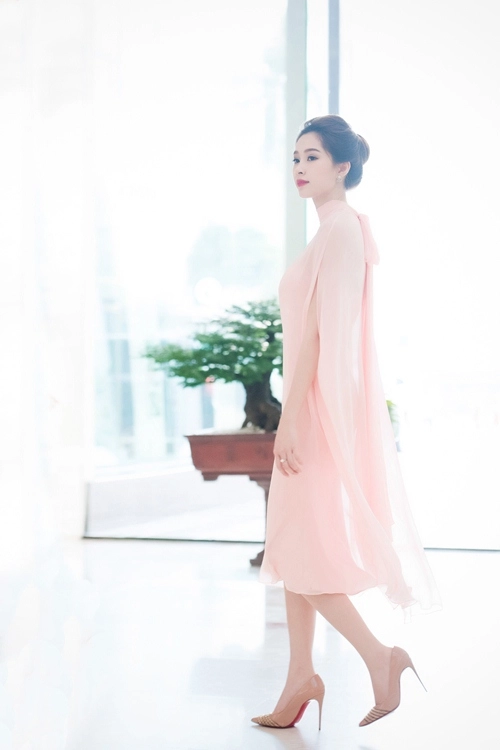 Hh thu thảo đẹp mong manh tựa nữ thần tại hà nội - 2