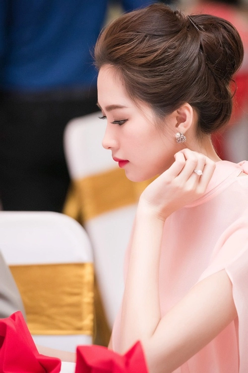 Hh thu thảo đẹp mong manh tựa nữ thần tại hà nội - 8