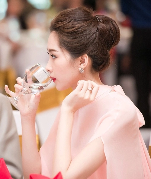 Hh thu thảo đẹp mong manh tựa nữ thần tại hà nội - 9