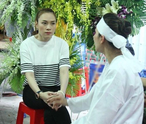 Mỹ tâm đến chia buồn với bạn thân hồng ngọc - 2