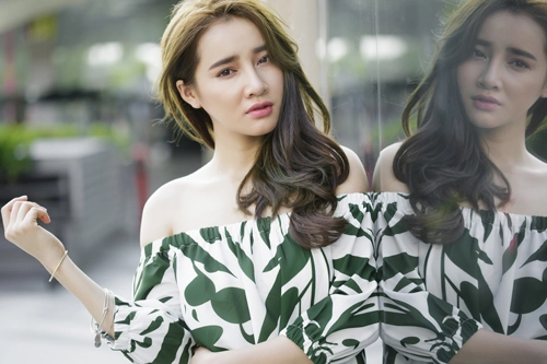 Nhã phương khoe vai trần thôi miên mọi ánh nhìn - 1