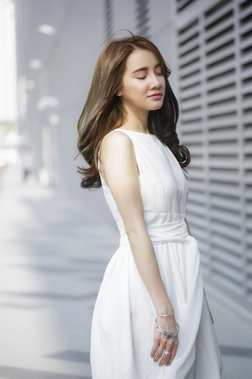 Nhã phương khoe vai trần thôi miên mọi ánh nhìn - 12
