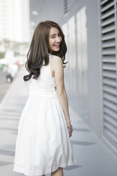 Nhã phương khoe vai trần thôi miên mọi ánh nhìn - 13
