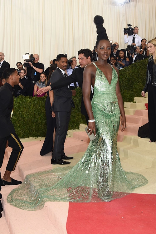 Những màn trang điểm ám ảnh nhất tại met gala - 1