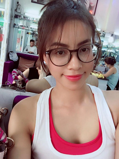 Phạm hương lần đầu cắt tóc mái thưa - 1