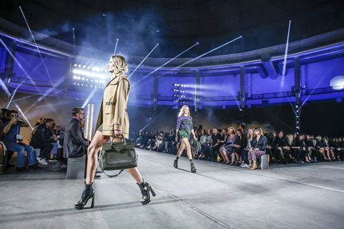 Phong cách quân đội đẹp mê hoặc của versace xuânhè 2016 - 6