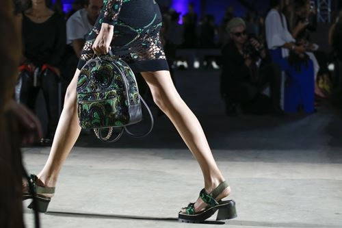 Phong cách quân đội đẹp mê hoặc của versace xuânhè 2016 - 8