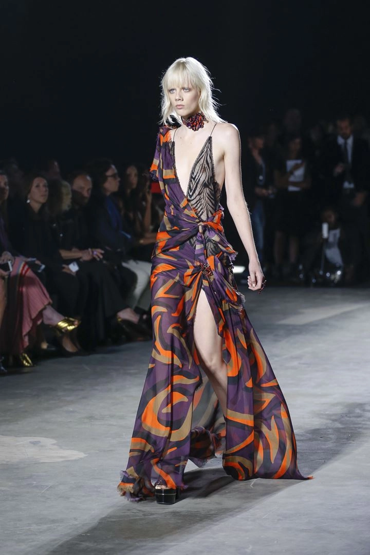 Phong cách quân đội đẹp mê hoặc của versace xuânhè 2016 - 10