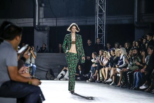 Phong cách quân đội đẹp mê hoặc của versace xuânhè 2016 - 12