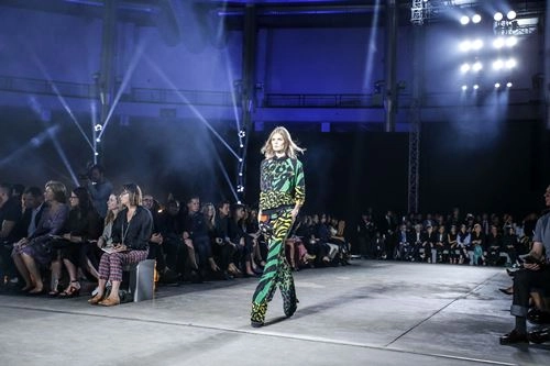 Phong cách quân đội đẹp mê hoặc của versace xuânhè 2016 - 13