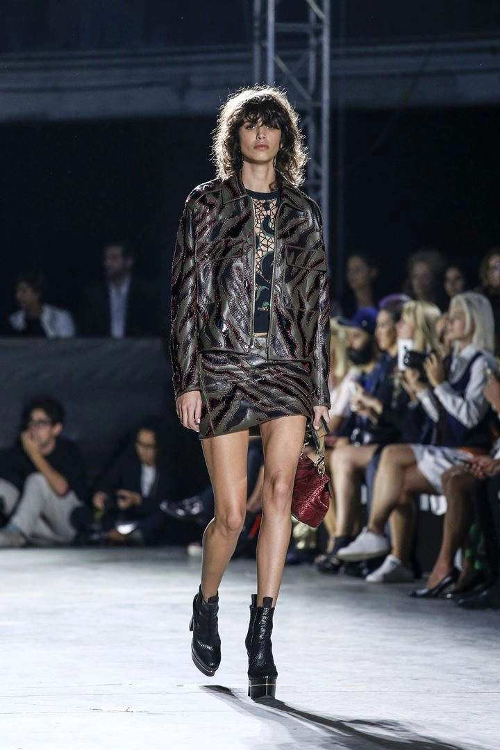 Phong cách quân đội đẹp mê hoặc của versace xuânhè 2016 - 14